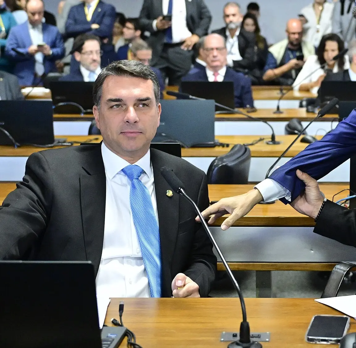 Flávio Bolsonaro, que grava vídeo surpresa com Pavanato, em sessão da CCJ do Senado