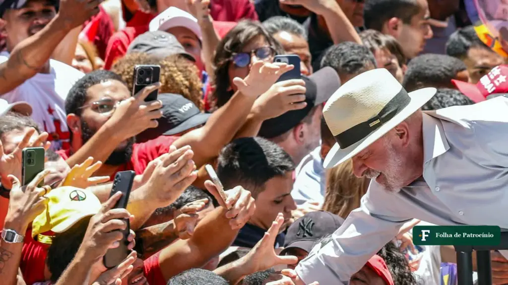Lula cumprimenta apoiadores em meio à multidão durante ato de campanha