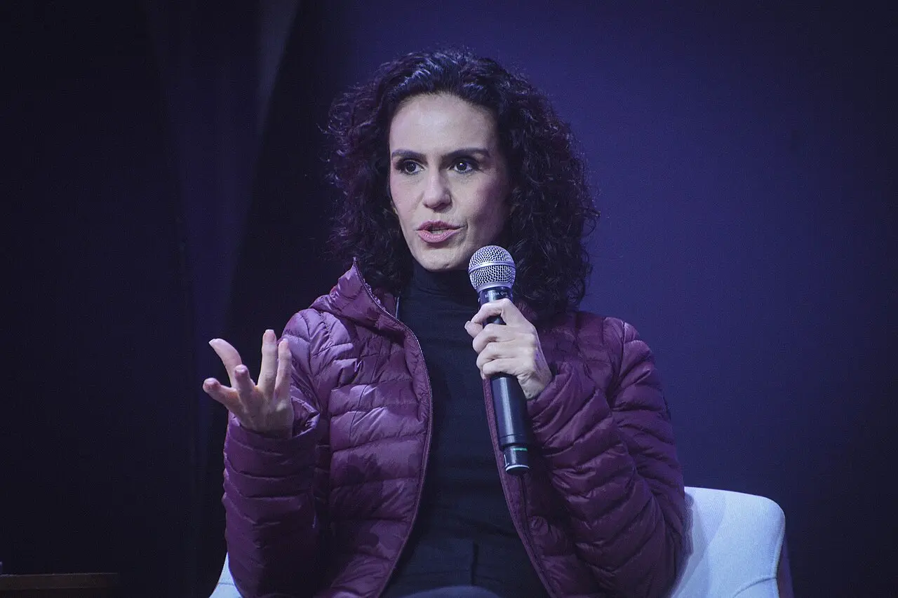 A jornalista Malu Gaspar fala ao microfone durante entrevista