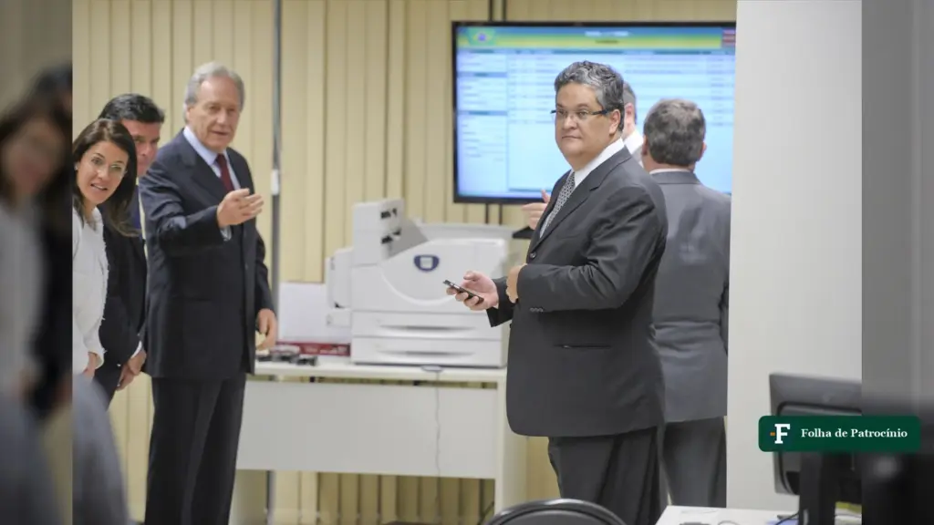 Ministros na sala de totalização do TSE diante do telão de resultados, cenário da virada na apuração