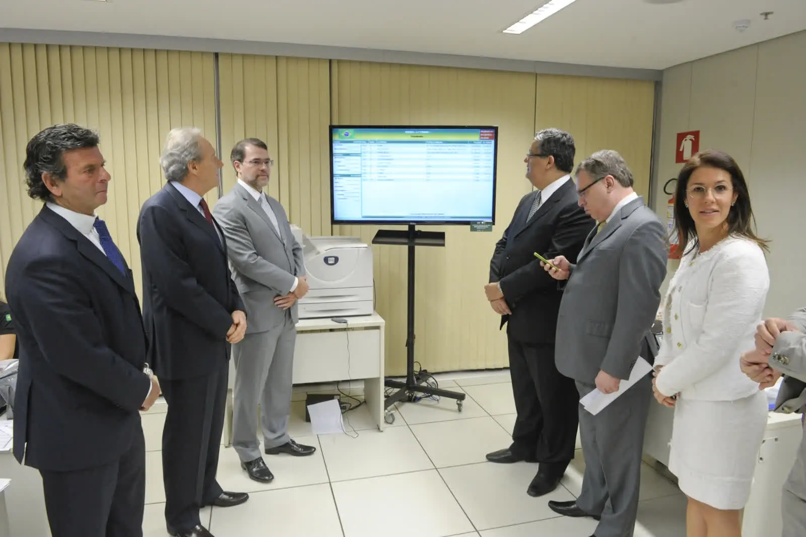 Equipe do TSE acompanha a totalização dos votos no telão, momento em que pode ocorrer a virada na apuração