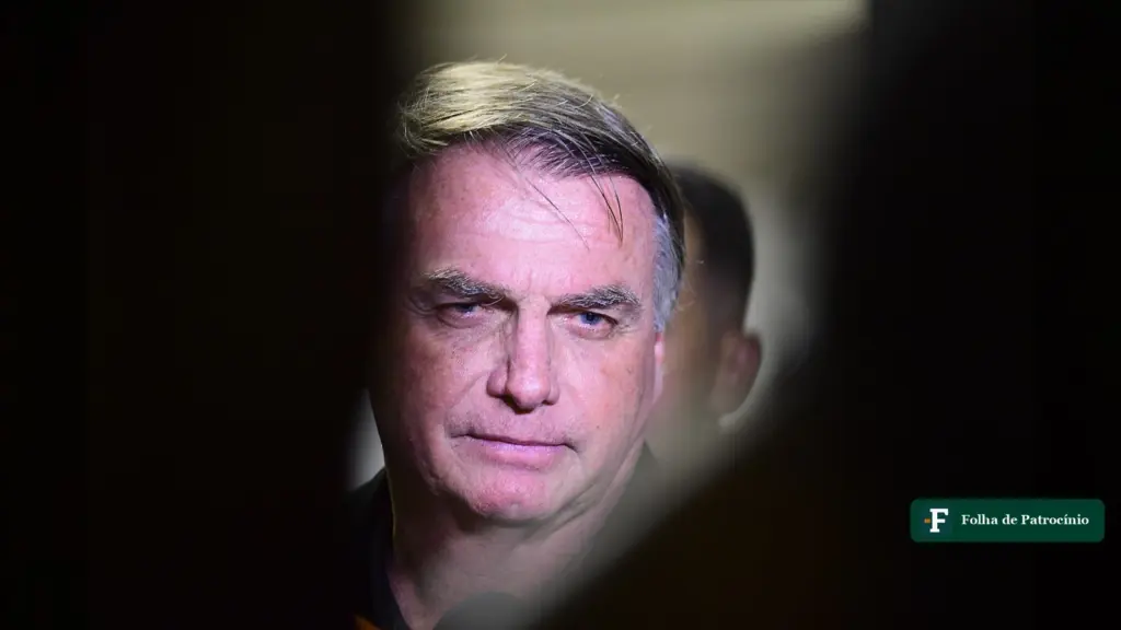 Jair Bolsonaro em close durante entrevista no Senado, ilustrando a visita de Valdemar a Bolsonaro autorizada por Moraes