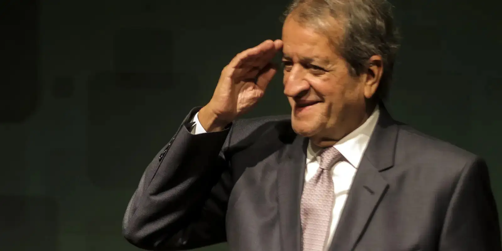 Valdemar Costa Neto, presidente do PL, bate continência em evento em Brasília; Moraes autorizou a visita de Valdemar a Bolsonaro