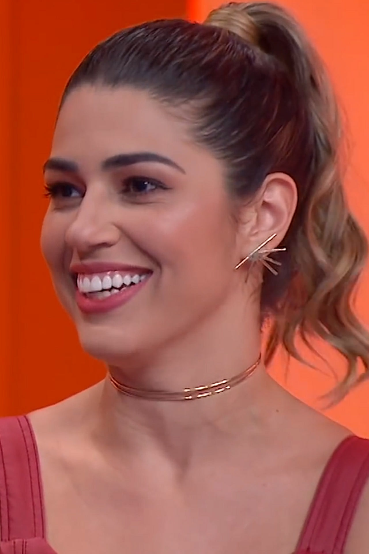 A apresentadora Vivian Amorim sorrindo em programa de TV