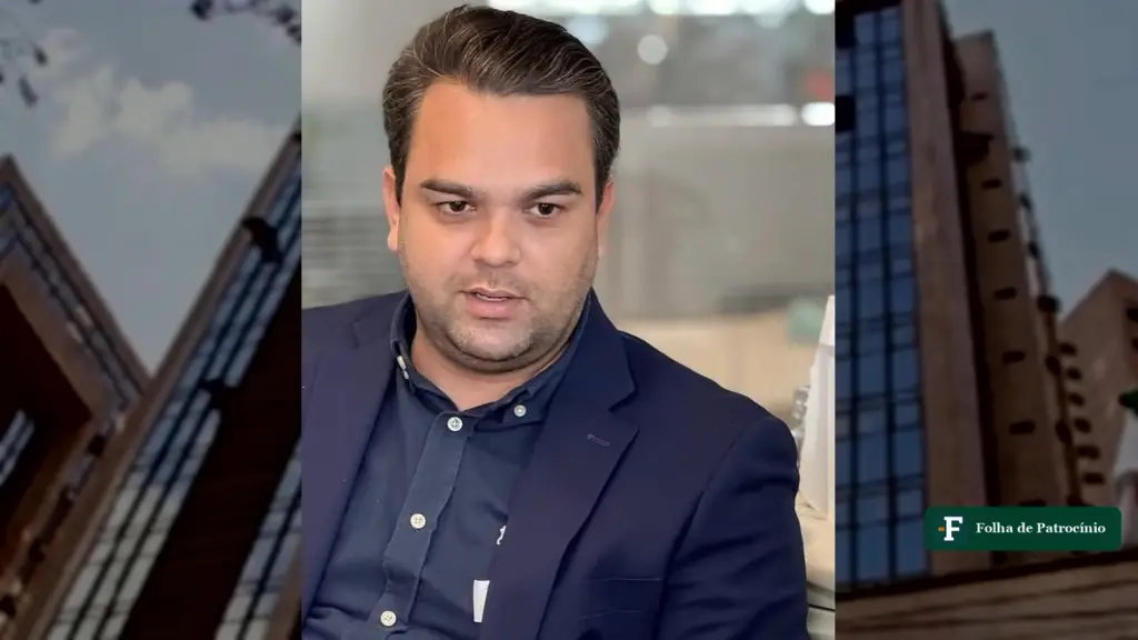 Danilo Rezende, de blazer azul-marinho, diante da fachada da Procuradoria-Geral de Justiça do MPMG, em montagem sobre a volta de Danilo Rezende