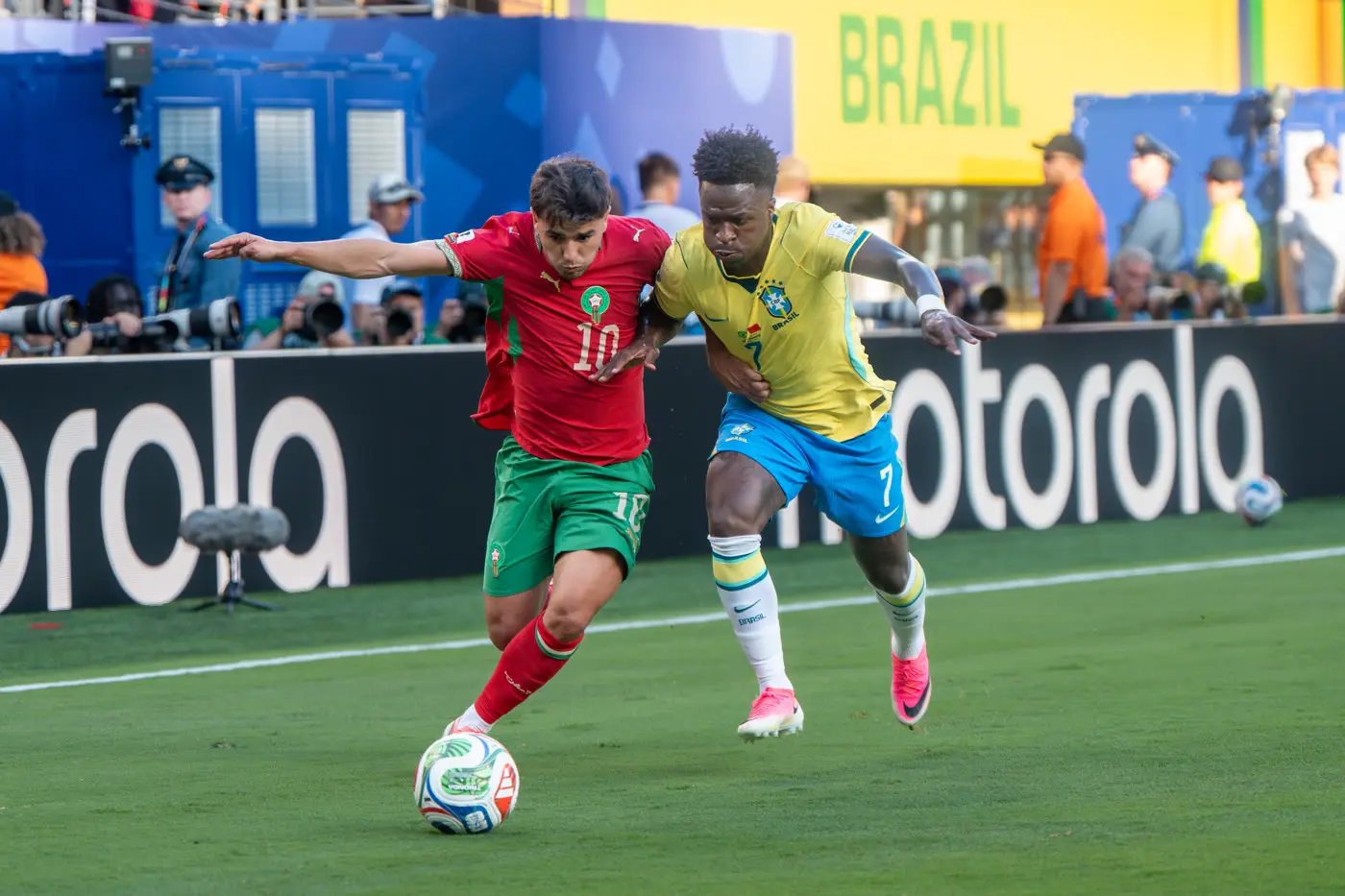 Vini Jr. em jogo da seleção brasileira, personagem da reportagem sobre Vorcaro e Vini Jr