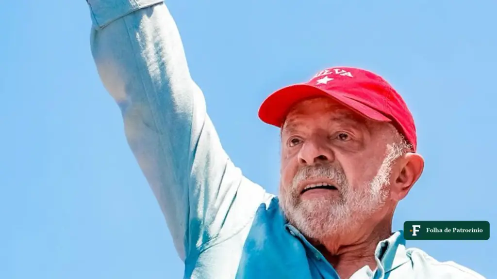 Votação na Austrália: Lula de boné vermelho ergue o braço em ato de campanha em Copacabana
