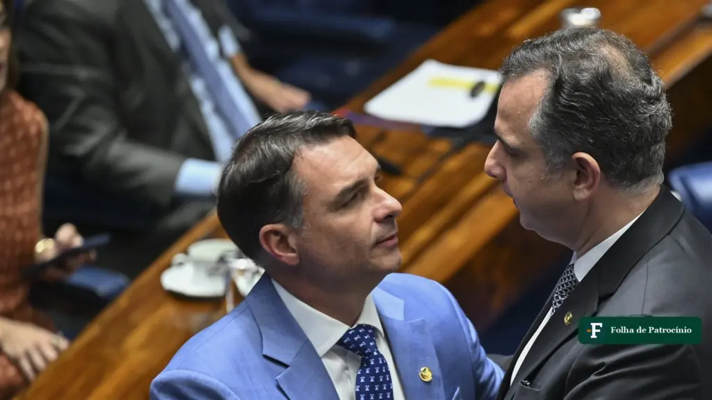 Votação na Grécia: Flávio Bolsonaro conversa com Rodrigo Pacheco no plenário do Senado