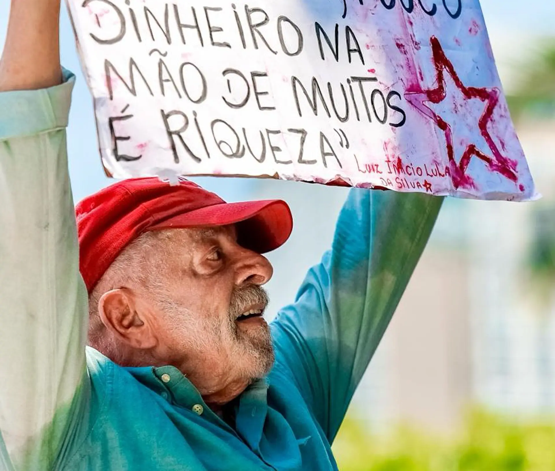 Votação na Grécia: Lula de boné vermelho em ato de campanha em Copacabana