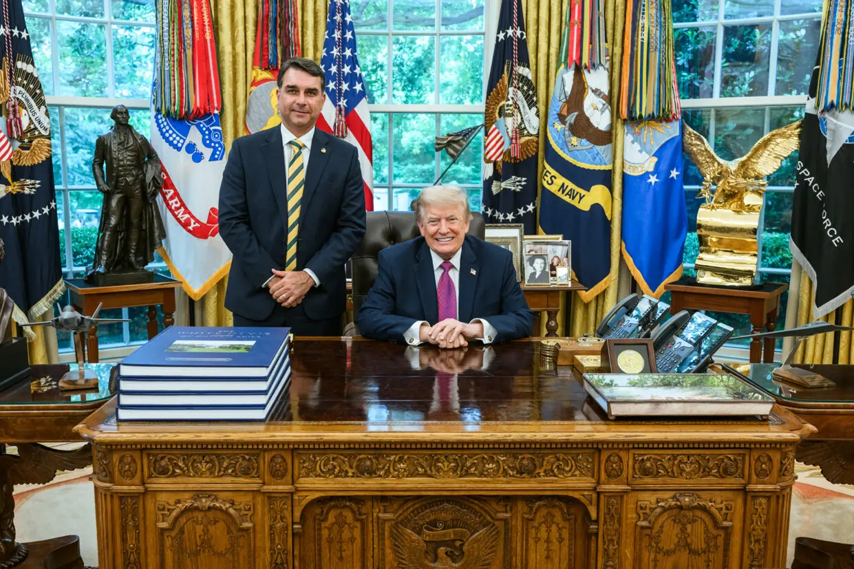 Votação na Nova Zelândia: Flávio Bolsonaro de pé no Salão Oval da Casa Branca, ao lado de Donald Trump