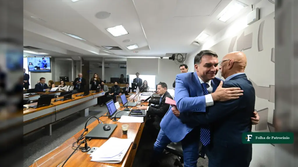 Votação no Japão: Flávio Bolsonaro sorri e abraça um senador na Comissão de Segurança Pública