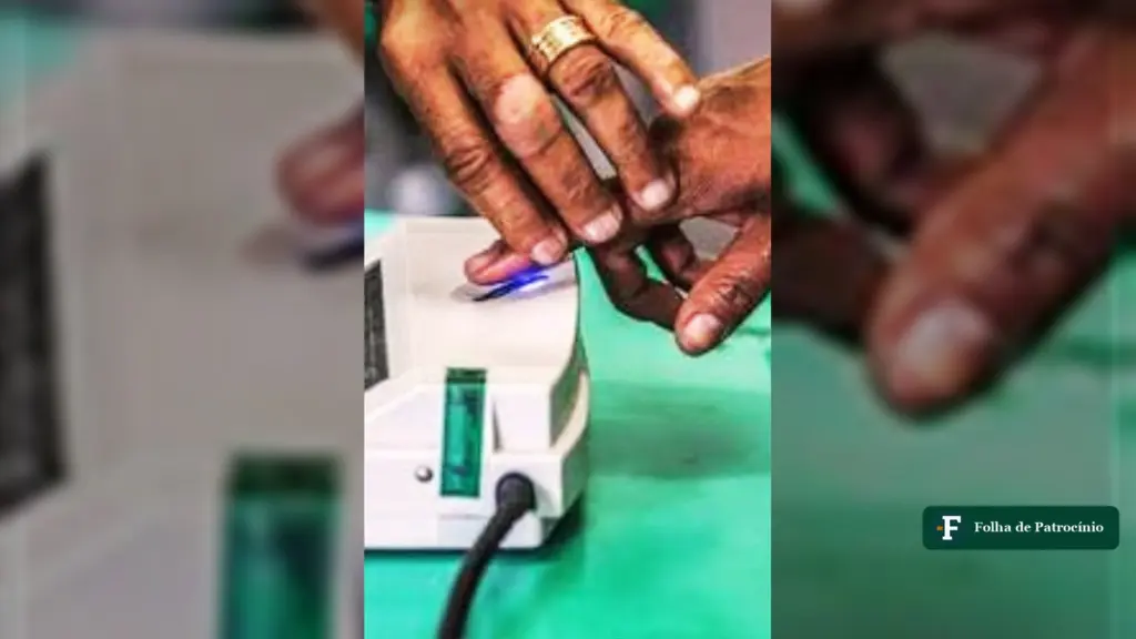 Eleitor com o dedo no leitor biométrico da urna eletrônica; 8,6 milhões votaram sem a digital reconhecida no 2º turno