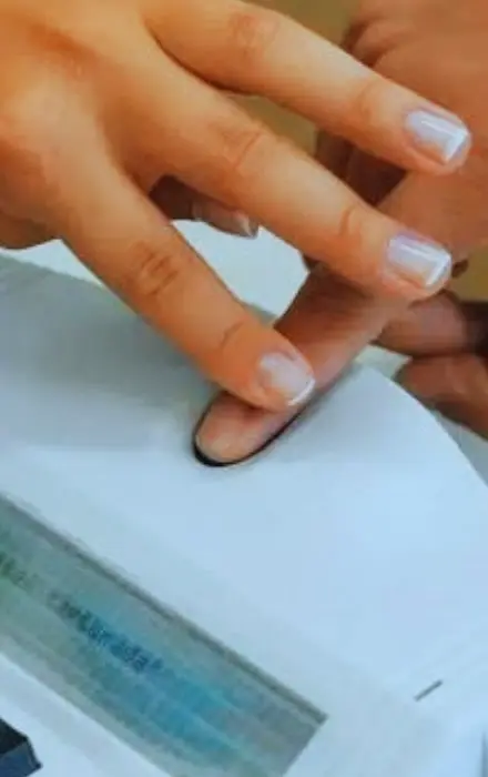 Eleitora no leitor biométrico da urna; no 2º turno, 8,6 milhões votaram sem a digital reconhecida