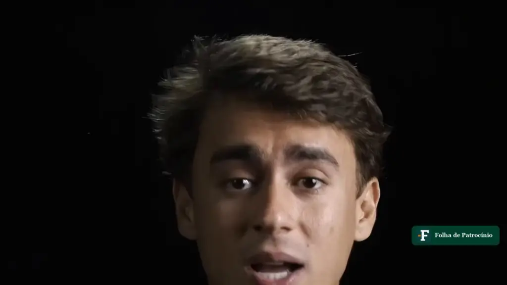 Nikolas Ferreira olha para a câmera em vídeo gravado em fundo preto sobre o voto contra Lula