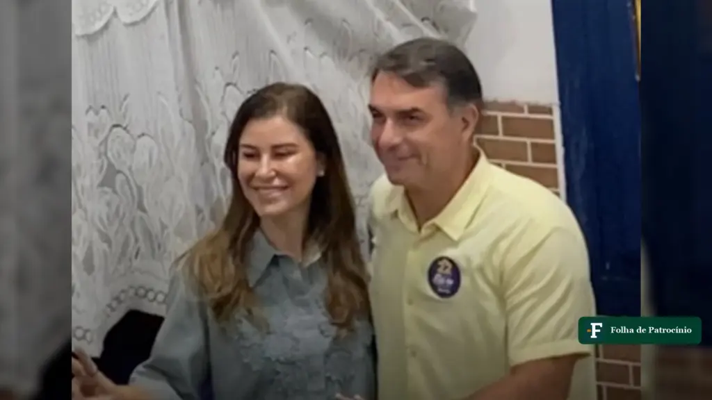 Voto de Flávio no Rio: Flávio Bolsonaro e a mulher, Fernanda, sorriem em escola de Vila Isabel