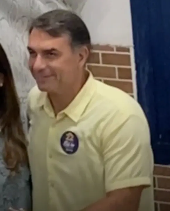 Voto de Flávio no Rio: Flávio Bolsonaro com adesivo do 22 na camisa, na escola de Vila Isabel