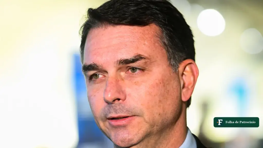 Flávio Bolsonaro dá entrevista no Senado, em foto de arquivo, na matéria sobre o voto no Triângulo Mineiro