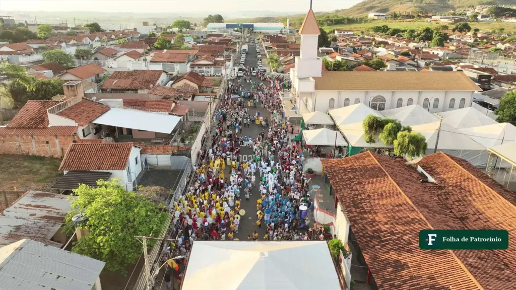 Vista aérea de rua de Patrocínio (MG) em festa de rua, ilustração do voto por bairro em Patrocínio