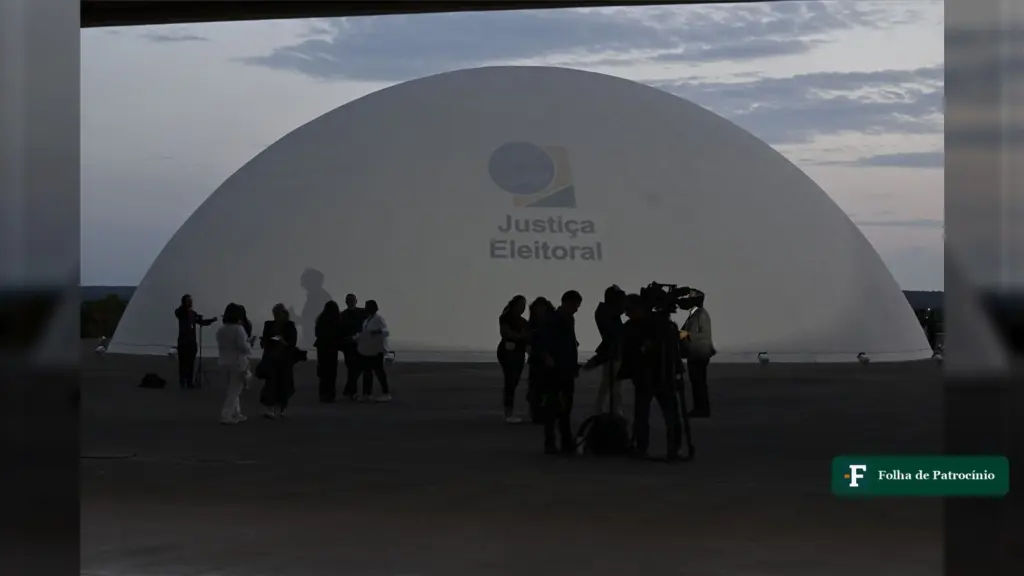 Cúpula do Senado com projeção do logotipo da Justiça Eleitoral na noite do 1º turno, 4 de outubro de 2026, em Brasília (foto: Carlos Moura/Agência Senado, CC BY-SA 4.0)