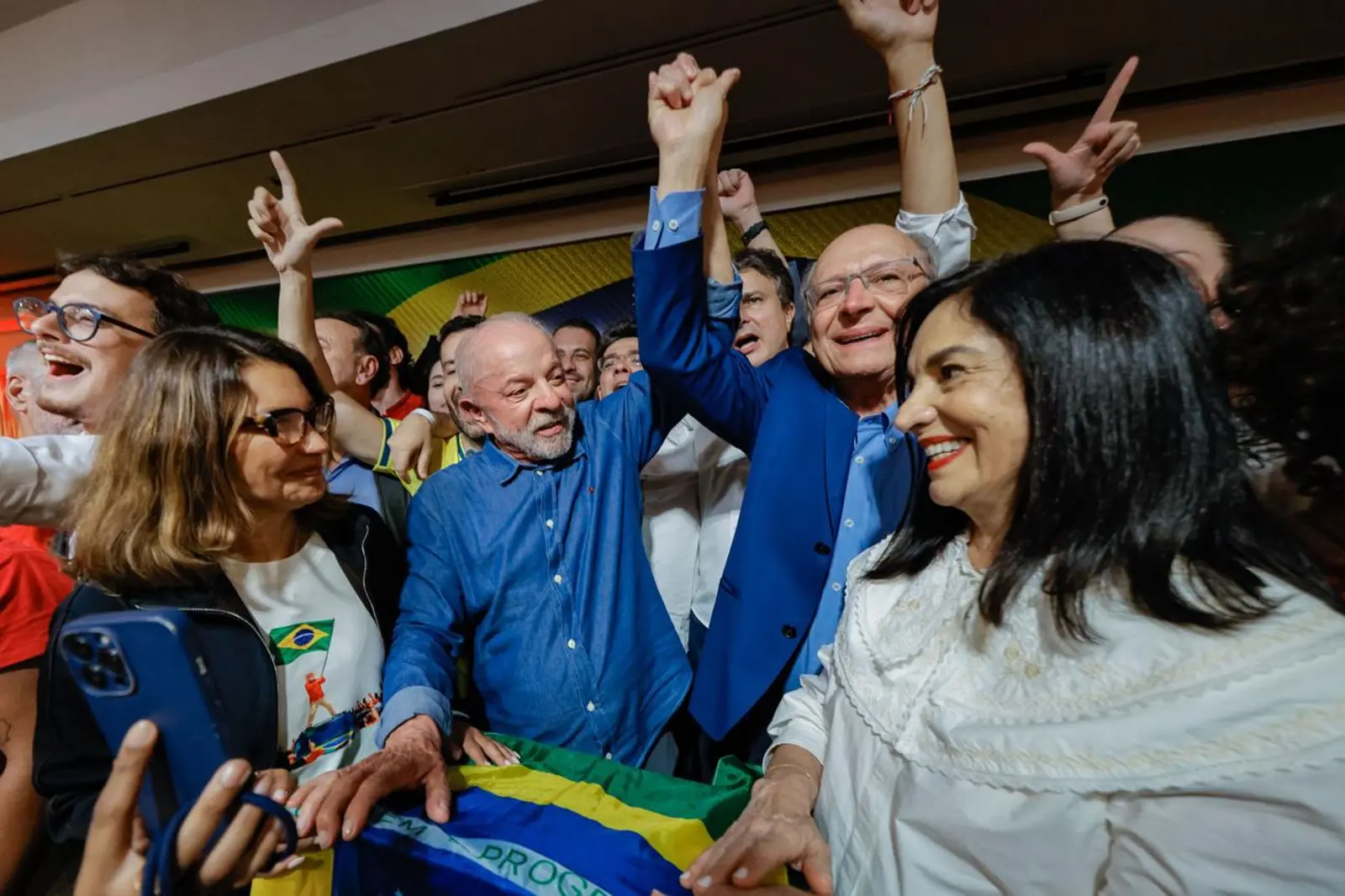 Votos nos presídios: Lula comemora a reeleição ao lado de aliados, em 25 de outubro