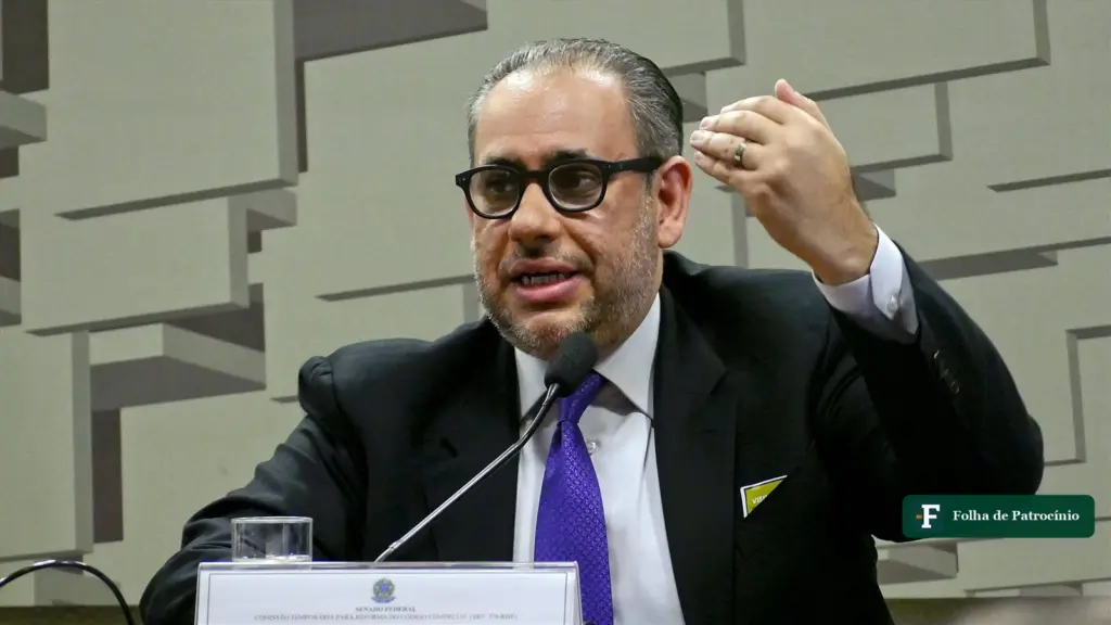 Walfrido Warde fala ao microfone em comissão do Senado, em 2018
