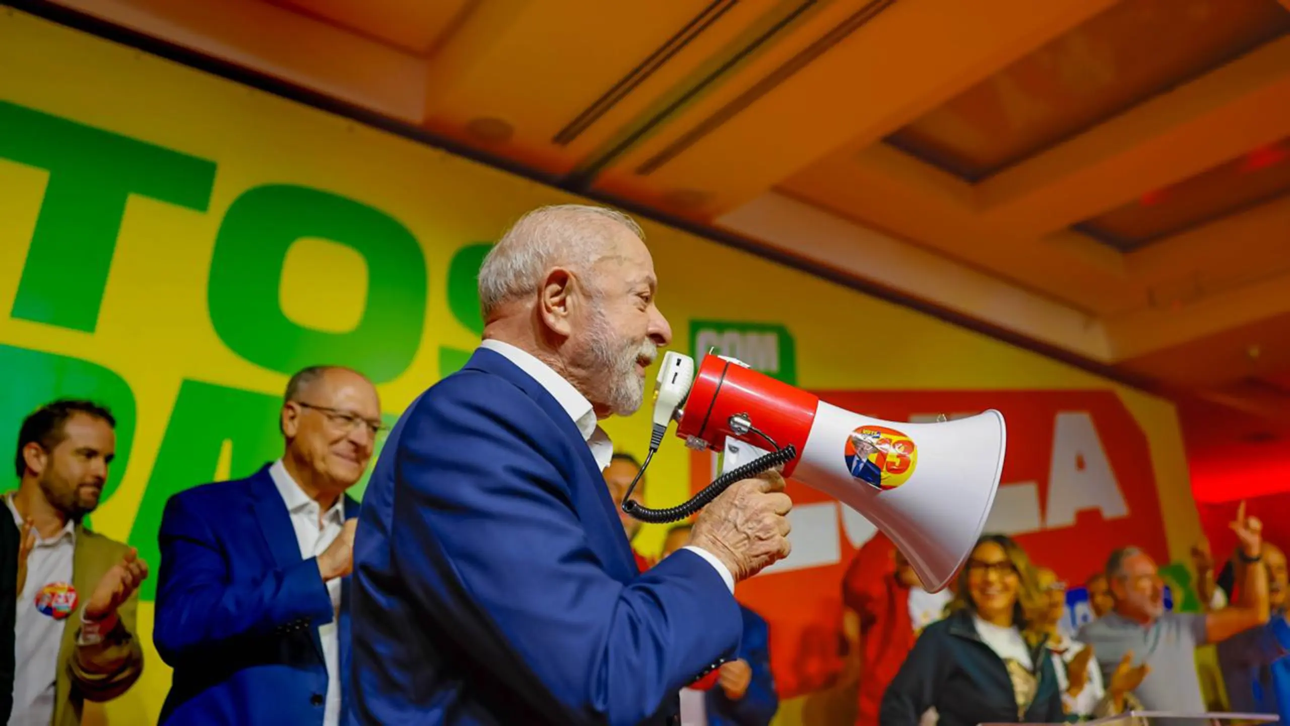 Lula discursa com megafone; o presidente é citado no áudio de Walfrido Warde a Vorcaro