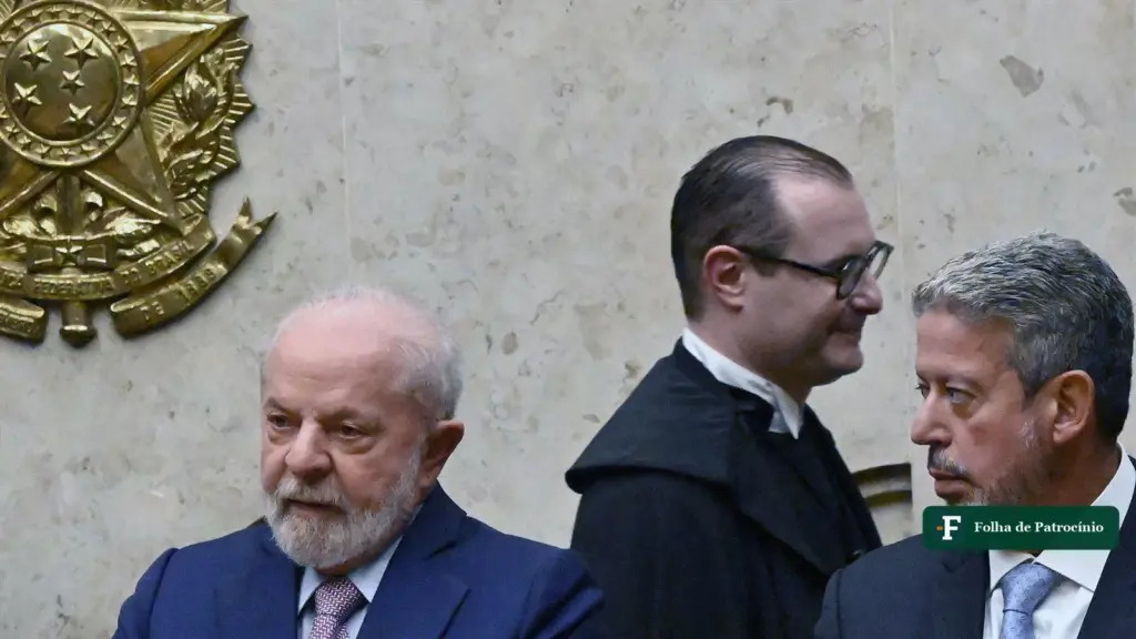 Lula, Cristiano Zanin e Arthur Lira lado a lado na posse do ministro no STF, em 2023