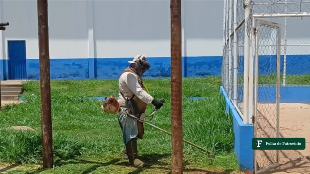 Zeladoria em Patrocínio: servidor da Prefeitura corta grama com roçadeira ao lado de quadra
