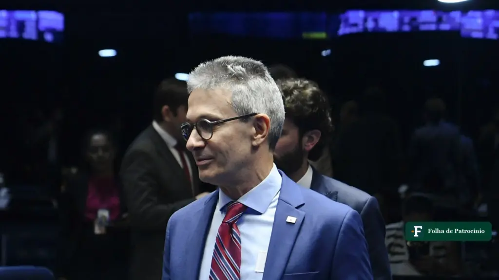 Zema critica Zanin: Romeu Zema caminha sorrindo no plenário do Senado Federal