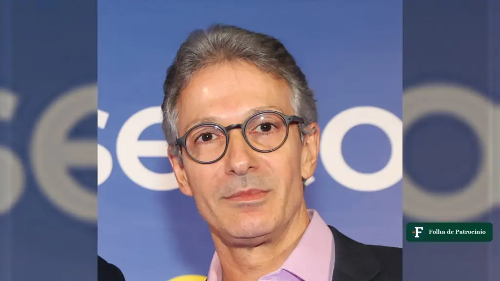 Retrato de Romeu Zema de óculos, ex-governador citado no caso Zema e o celular na cabine